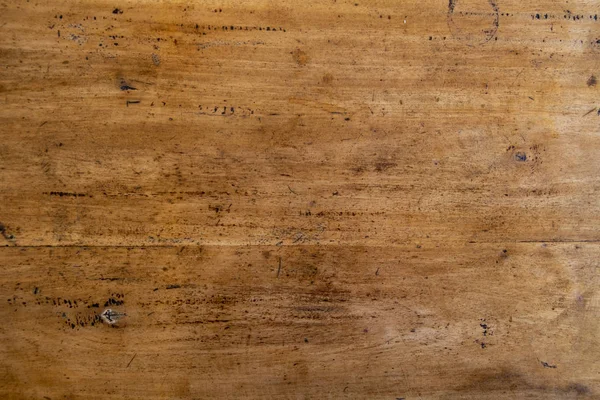 Foto cálida textura de madera. Tablero de madera aserrada con grieta desgastada. Mesa de madera rústica vista superior . — Foto de Stock