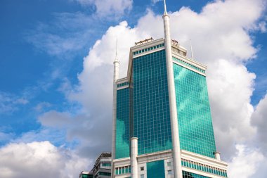 Ho Chi Minh, Vietnam - 18 Temmuz 2019: Gökyüzü zemininde camdan duvar olan modern bina. Güney Asya 'da yüksek teknoloji mimarisi