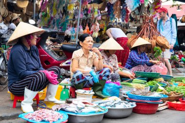 Hoi An, Vietnam - 28 Temmuz 2019: Vietnam koni şapkalı balık pazarı satıcıları. Yerel gıda pazarı manzarası.