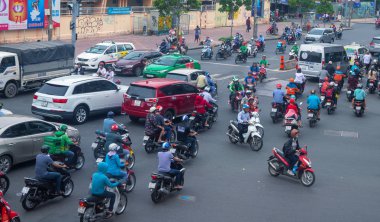 Ho Chi Minh, Vietnam - 31 Temmuz 2019: Şehir caddesinde trafik çok yoğun. Saigon sokak trafiği. Pervasız motorcularla araba süren Vietnamlılar.