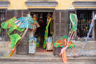 Hoi An, Vietnam - 28 Temmuz 2019: renkli uçurtmalı hediyelik eşya dükkanı. Hediyelik eşya dükkanı girişi. Ejderha ve balık uçurtması.