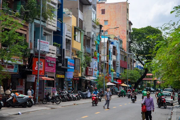 胡志明,越南- 2019年7月30日:城市街道,建筑狭窄,市民. 现代南亚的城市生活方式 — 图库照片