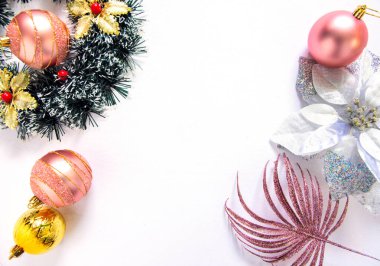 Noel süsü bembeyaz arka planda duruyordu. Yumuşak kadınsı kış tatili dekorasyon masası manzarası