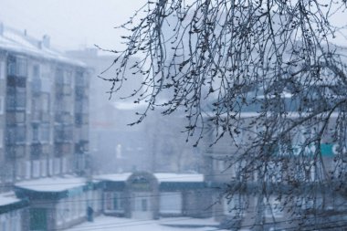Kar şehri, pencereden görünüm.