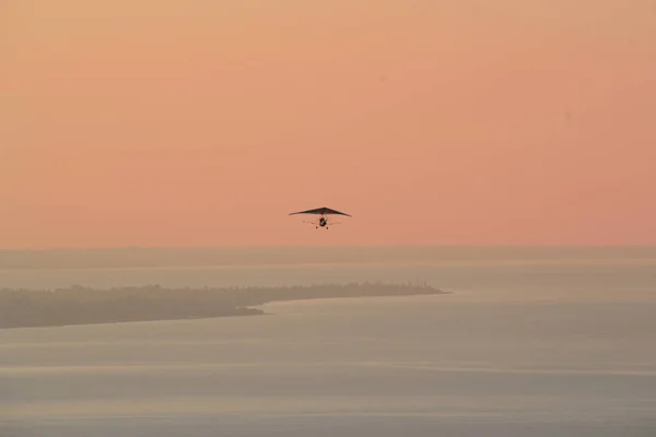 Drachenflieger Über Dem Meer — Stockfoto