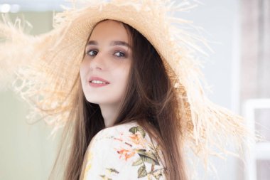 Uzun saçlı şapkalı güzel kız