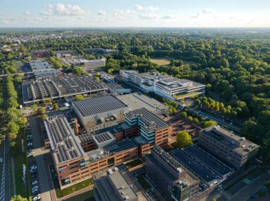 Hasan II Camii Kazablanka. Önünde bulvar, okyanusun yanında.