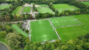 Hollanda 'da birden fazla futbol sahası ve antrenman sahası olan modern hava sahası