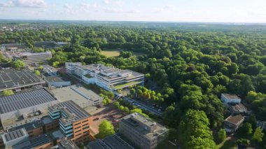 Hilversum, Hollanda - 05 Eylül 2025 Media Park 'taki NOS karargahı medya ofisleri, güneş panelleri ve televizyon stüdyolarını gösteriyor