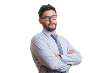Mavi klasik gömlek ve beyaz arka plan üzerinde izole gözlük kravat kendine güvenen genç işadamı portresi