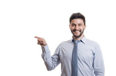 Neşeli genç iş adamı mavi klasik gömlek gülümseyen ve bir kenara onun parmağı işaret Yüz tüyleri ile. Beyaz izole işadamı portresi