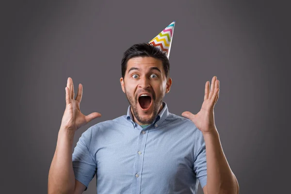 Guapo Sorprendido Joven Moreno Con Gorra Fiesta Gritando Con Las — Foto de Stock