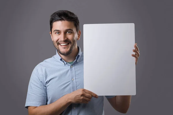 Joven Moreno Guapo Sosteniendo Una Pizarra Blanca Vacía Ceo Mostrando — Foto de Stock