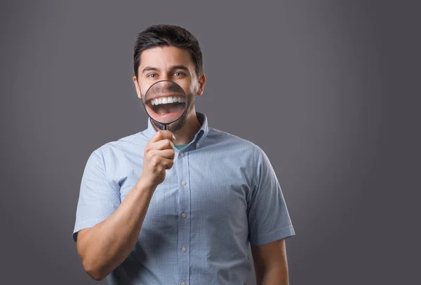 Retrato Jovem Barbudo Alegre Com Lupa Que Amplia Boca Jovem — Fotografia de Stock