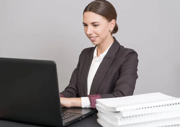 Mulher Negócios Alegre Sentado Mesa Com Papéis Livros Usando Laptop — Fotografia de Stock