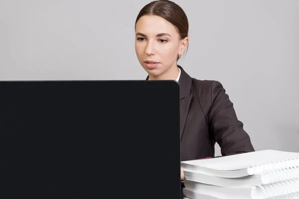 Mujer Negocios Alegre Sentado Escritorio Con Papeles Libros Uso Computadora — Foto de Stock