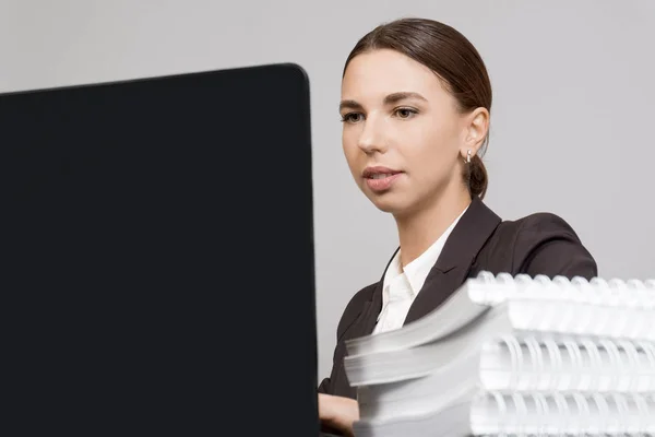 Mulher Negócios Alegre Sentado Mesa Com Papéis Livros Usando Laptop — Fotografia de Stock