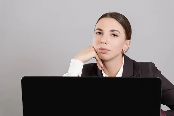 Joven Mujer Negocios Cansado Sentado Escritorio Con Papeles Libros Uso — Foto de Stock