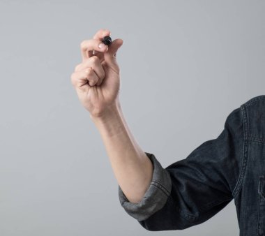 Gri izole sanal ekran üzerinde yazılı kalem ile el genç adam