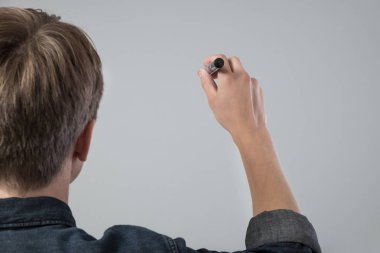 Gri izole sanal ekran üzerinde yazılı kalem ile genç adam