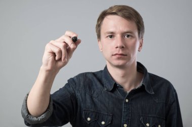 Gri izole sanal ekran üzerinde yazılı kalem ile genç adam
