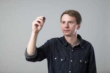 Gri izole sanal ekran üzerinde yazılı kalem ile genç adam