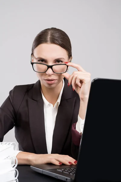 Joven Mujer Negocios Atenta Sentado Escritorio Con Papeles Libros Uso — Foto de Stock