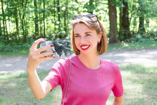 Jovem Menina Alegre Bonito Parque Verde Luz Dia Ensolarado Tirar — Fotografia de Stock