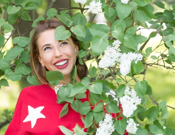 Giovane Affascinante Donna Sorridente Maglione Rosso Con Stelle Piedi Rami — Foto Stock