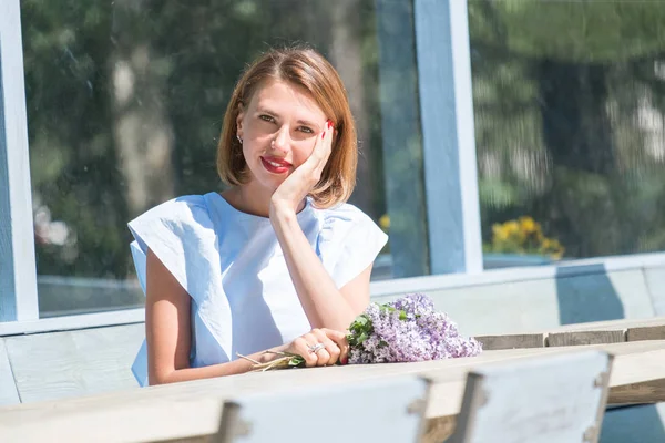 Ritratto All Aperto Giovane Donna Affascinante Abito Azzurro Seduta Tavola — Foto Stock