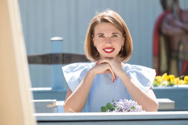 Ritratto All Aperto Giovane Donna Affascinante Abito Azzurro Seduta Tavola — Foto Stock