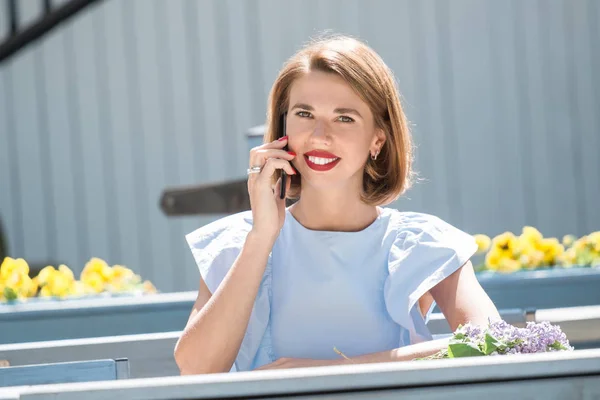 Ritratto All Aperto Giovane Donna Affascinante Abito Azzurro Seduta Tavola — Foto Stock