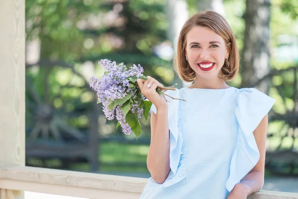 Bellissimo Ritratto Giovane Ragazza Affascinante Abito Azzurro Con Mazzo Lilla — Foto Stock