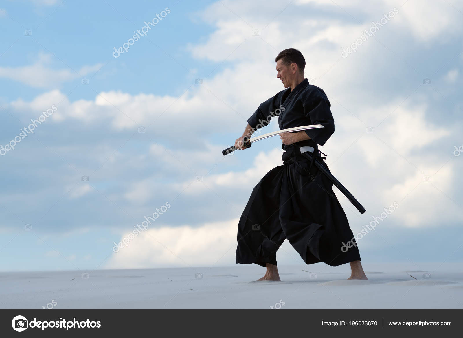 Genealogie Verstenen Gezamenlijk Concentrated Man Traditional Clothes Practicing Japanese Martial Art Iaido  Desert Stock Photo by ©tuutikka 196033870