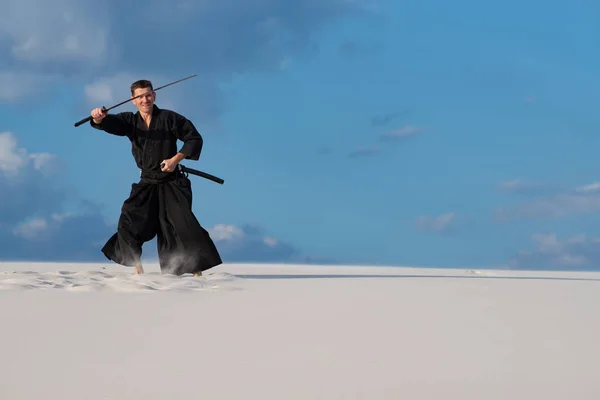 Lächelnder Mann Traditioneller Kleidung Praktiziert Japanische Kampfkunst Iaido Der Wüste — Stockfoto