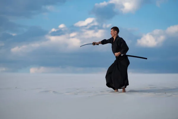 Homem Concentrado Roupas Tradicionais Japonesas Com Espada Katana Está Treinando — Fotografia de Stock