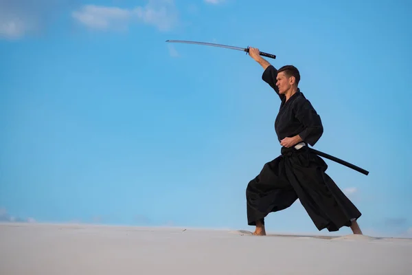 Fokussierte Mann Traditioneller Japanischer Kleidung Mit Schwert Katana Trainiert Kampfkunst — Stockfoto