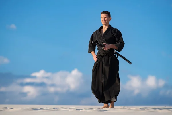 Kılıç, dövüş sanatları günbatımı - samuray mavi gökyüzü arka plan üzerinde sırasında çölde eğitimi başlangıcından önce meditasyon katana ile geleneksel Japon giysili konsantre adam.