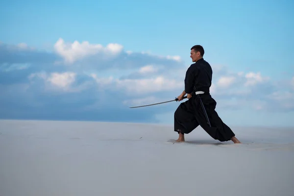 Zaměřený Muž Tradiční Japonské Oblečení Meč Katana Trénink Bojových Umění — Stock fotografie