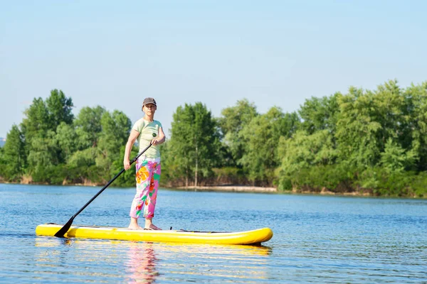 Eine Erwachsene Frau Schwebt Einem Sonnigen Morgen Auf Einem Surfbrett — Stockfoto