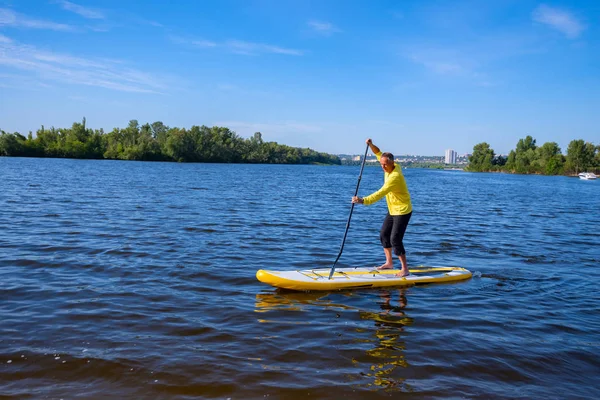 Hombre Adulto Está Entrenando Para Navegar Una Tabla Sup Mañana — Foto de Stock