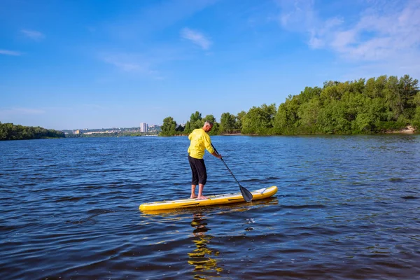 Hombre Adulto Está Entrenando Para Navegar Una Tabla Sup Mañana — Foto de Stock