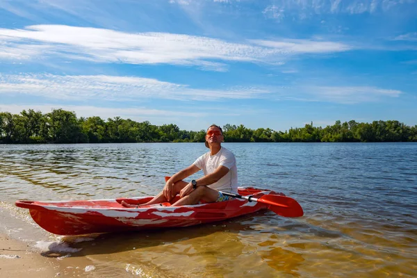 Heureux Homme Adulte Détendre Sur Kayak Côté Plage Par Une — Photo