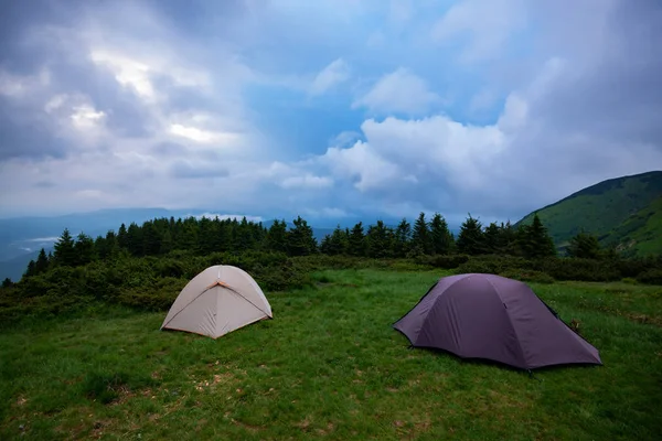 Tents Green Mountain Meadow Background Wooded Hills Which Stretching Horizon — Stock Photo, Image