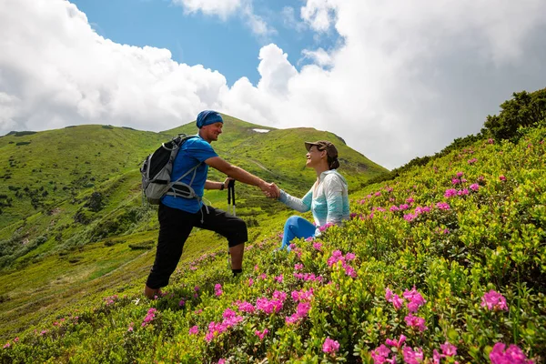 Casal Feliz Está Desfrutando Vida Encosta Verde Montanha Entre Rododendros — Fotografia de Stock
