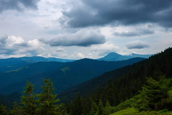 Paisagem Montanhosa Dramática Antes Tempestade Nuvens Cinzentas Pesadas Flutuam Acima — Fotografia de Stock