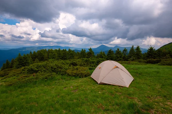 Tent Green Mountain Meadow Background Wooded Hills Which Stretching Horizon — Stock Photo, Image