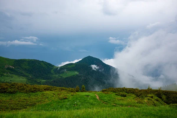 Δραματική Ορεινό Τοπίο Πριν Από Την Καταιγίδα Βαριά Γκρίζα Σύννεφα — Φωτογραφία Αρχείου