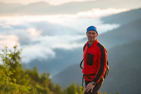 Retrato Aventureiro Que Está Topo Montanha Durante Pôr Sol Fundo — Fotografia de Stock