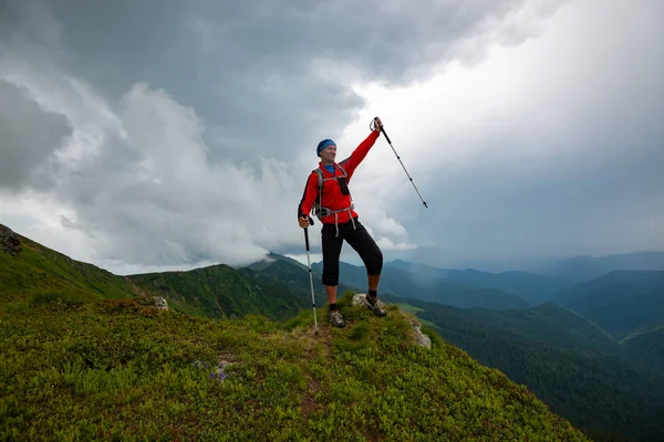 Aventurero Está Pie Acantilado Con Los Brazos Abiertos Fondo Nubes — Foto de Stock